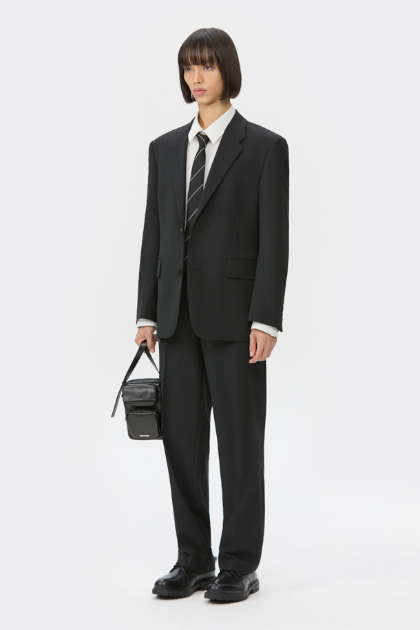 블랙 색상의 릴랙스 핏 울 블렌디드 셋업 재킷입니다. 가을과 겨울에 입기 좋은 두꺼운 두께감으로, 차분하고 시크한 스타일을 연출합니다. 싱글 버튼 디자인과 레귤러 기장으로 클래식하면서도 베이직한 분위기를 강조하며, 셋업으로도 활용 가능합니다. 울과 폴리에스터 혼방 소재로 제작되어 편안한 착용감을 선사합니다. 오피스룩, 비즈니스 캐주얼, 모임룩 등 다양한 TPO에 활용하여 세련된 스타일을 완성해 보세요.
