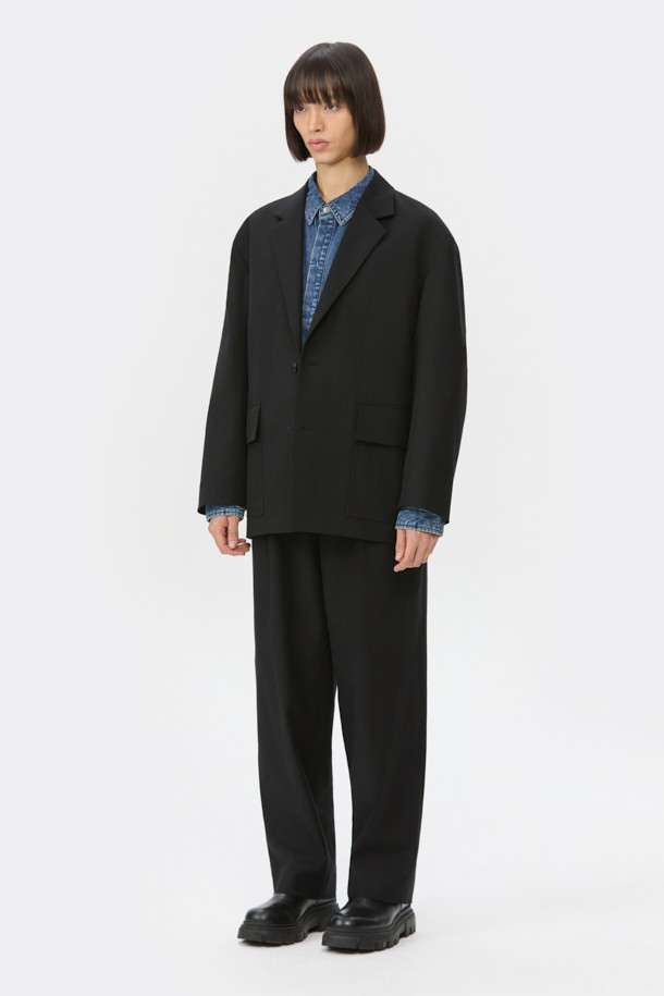 블랙 오버핏 코튼 울 셋업 재킷은 클래식과 베이직 무드를 동시에 연출하는 남성용 재킷입니다. 봄, 가을에 적합하며, 얇은 두께감으로 편안한 착용감을 선사합니다. 면, 울, 린넨 혼방 소재로 제작되어 고급스러운 질감을 자랑하며, 싱글 버튼, 레귤러 기장, 긴 소매 디자인으로 세련된 핏을 완성합니다. 셋업 스타일로 오피스룩, 비즈니스 캐주얼, 모임룩 등 다양한 TPO에 활용 가능하며, 미니멀하고 시크한 스타일을 연출하기 좋습니다. 2mm 어깨 패드와 아웃포켓 디테일이 돋보이는 블레이저 타입의 재킷입니다.
