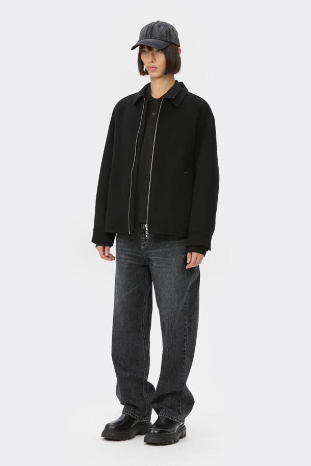 블랙 울 핸드메이드 재킷은 가을과 겨울, 두 계절에 걸쳐 활용하기 좋은 남성용 아우터입니다. 미니멀하고 베이직한 스타일을 추구하는 분들을 위한 릴랙스핏 디자인으로, 부드러운 촉감의 울과 캐시미어 혼방 소재로 제작되어 고급스러운 착용감을 선사합니다. 무지 디자인에 긴 소매 기장, 두꺼운 두께감으로 보온성을 높였으며, 출근룩, 비즈니스 캐주얼, 모임룩 등 다양한 TPO에 활용 가능합니다. YKK 2-Way 지퍼 디테일로 실용성을 더한 핸드메이드 코트 타입의 블랙 재킷으로, 시크하고 클래식한 스타일을 연출해보세요.
