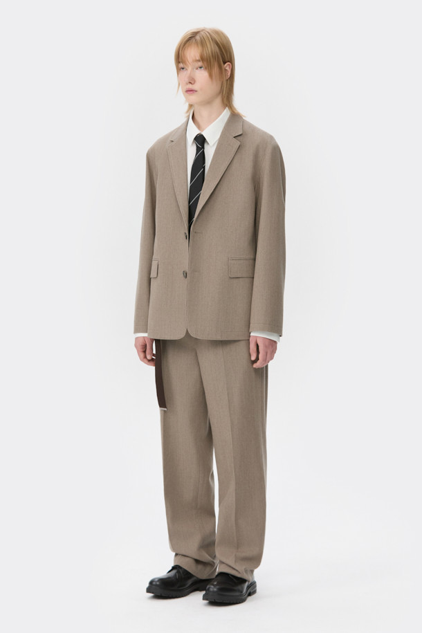 베이지 색상의 루즈 핏 코듀로이 셋업 재킷입니다. 가을과 겨울에 어울리는 두꺼운 두께감으로 보온성을 높였습니다. 싱글 버튼 방식의 블레이저 코트 타입이며, 캐주얼 및 베이직 스타일을 연출하기 좋습니다. 남성용으로, 출근룩, 비즈니스 캐주얼, 모임룩 등 다양한 TPO에 활용 가능합니다. 클래식, 미니멀, 캐주얼 스타일을 즐기는 분들께 추천합니다.
