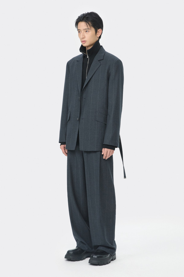그레이 미드 렝스 스트라이프 셋업 재킷은 남성용 아우터로, 가을과 겨울에 착용하기 좋습니다. 클래식하고 미니멀한 스타일을 추구하는 분들께 적합하며, 오피스룩, 비즈니스 캐주얼, 모임룩 등 다양한 TPO에 활용할 수 있습니다. 릴랙스 핏에 울, 폴리에스테르, 캐시미어, 폴리우레탄 혼방 소재로 제작되어 두께감이 있으며, 허리끈과 벨트 고리로 디테일을 더했습니다. 블레이저 타입의 롱 기장 재킷으로, 세련된 스트라이프 패턴이 특징입니다.
