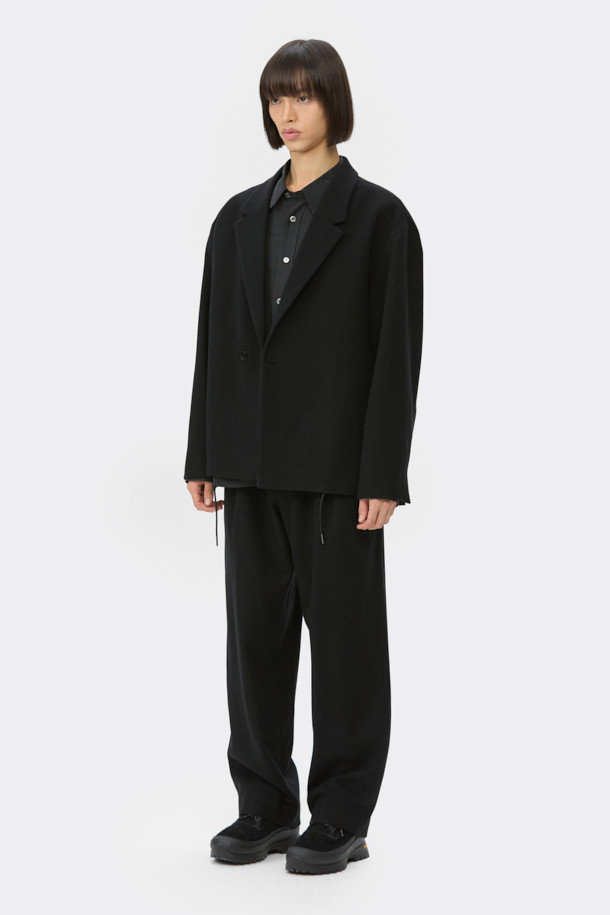 블랙 턱 디테일 울 재킷은 가을과 겨울, 출근룩을 위한 미니멀하고 시크한 스타일의 자켓입니다. 울과 폴리우레탄 혼방 소재로 제작되어 부드러운 촉감과 편안한 착용감을 제공합니다. 루즈핏 디자인에 싱글 버튼과 스냅 여밈 방식을 더해 깔끔한 실루엣을 연출합니다. 턱 디테일과 밑단 스트링, 히든 스냅 소매로 포인트를 더했으며, 긴 소매 기장으로 세련된 느낌을 선사합니다. 미니멀, 클래식, 시크한 스타일을 선호하는 분들께 추천하는 아이템입니다.
