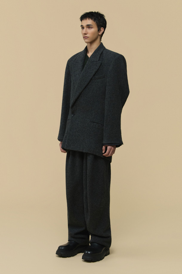 HED MAYNER (헤드 메이너)의 Grey Wool Falling Back 재킷은 모던하면서도 클래식한 스타일을 추구하는 남성을 위한 아우터입니다. 릴랙스 핏으로 편안함을 제공하며, 두꺼운 울 소재와 부드러운 촉감으로 가을과 겨울에 따뜻하게 착용할 수 있습니다. 와이드 피크드 라펠, 구조적인 어깨 패드, 후면 드레이프 디자인이 특징이며, 테일러드 코트 타입으로 오피스룩, 비즈니스 캐주얼, 모임룩 등 다양한 TPO에 활용 가능합니다. 내부 포켓과 큐프라 비스코스 혼방 안감으로 실용성과 고급스러움을 더했습니다. 미니멀하고 시크한 스타일을 선호하는 분들께 추천합니다.
