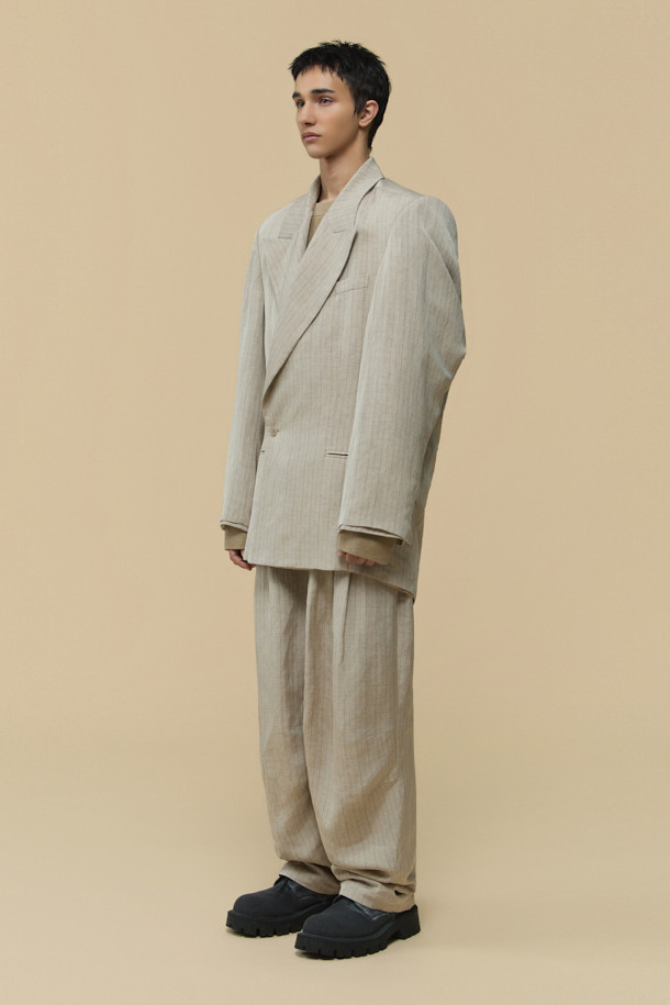 HED MAYNER (헤드 메이너)의 아이보리 린넨 Falling Back 재킷입니다. 부드러운 린넨과 레이온 혼방 소재로 제작되어 봄, 여름 시즌에 적합하며, 릴랙스 핏으로 편안한 착용감을 선사합니다. 와이드 피크드 라펠과 구조적인 어깨 패드가 특징이며, 비대칭 실루엣과 후면 드레이프 디자인으로 모던하고 미니멀한 스타일을 연출합니다. 데이트룩, 오피스룩, 비즈니스 캐주얼 등 다양한 TPO에 시크하게 매치할 수 있는 테일러드 재킷입니다. 안감은 큐프라 비스코스 소재를 사용하여 부드러운 촉감을 더했습니다.
