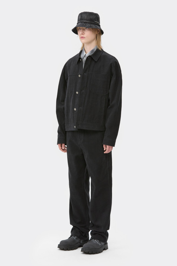 **블랙 염색 면 바지**

남성용 블랙 컬러의 면 소재 코튼 팬츠입니다. 베이직한 스타일의 긴 기장 스트레이트핏 바지로, 사계절 내내 활용하기 좋습니다. 일상복과 출근룩 모두 소화 가능한 미니멀, 클래식, 캐주얼 스타일을 연출할 수 있습니다. 무지 디자인에 메탈 장식으로 포인트를 더했으며, 밴딩 처리가 없는 것이 특징입니다.
