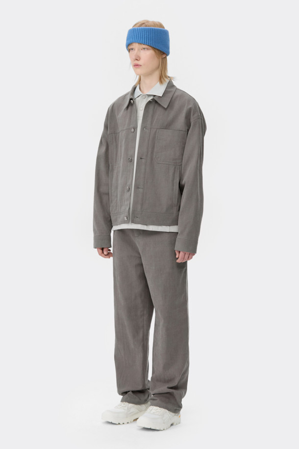 그레이 컬러의 면 100% 소재로 제작된 남성용 코튼 팬츠입니다. 데님과 유사한 다잉 코튼 트윌 소재를 사용하여 내구성과 스타일을 동시에 갖췄습니다. 베이직하고 캐주얼한 스타일로, 봄, 가을 시즌에 활용하기 좋습니다. 스트레이트핏으로 편안한 착용감을 선사하며, 허리 오비에는 메탈 장식이 더해져 포인트를 더했습니다. 출근룩과 비즈니스 캐주얼, 캐주얼, 미니멀, 클래식 스타일 연출에 적합합니다.
