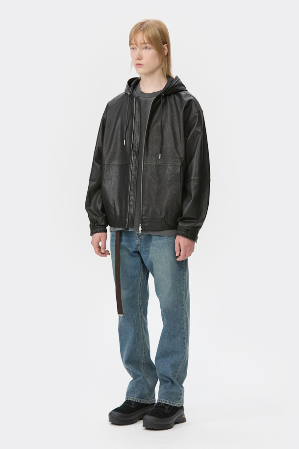 **블루 레귤러 핏 데님 팬츠**는 베이직하면서도 캐주얼한 스타일을 연출하는 남성용 긴바지입니다. 봄, 가을 시즌에 적합하며, 무지 디자인에 레귤러 핏과 테이퍼드 핏으로 편안한 착용감을 제공합니다. 데님 소재 특유의 견고함과 바이오 워싱 처리로 부드러운 촉감을 느낄 수 있습니다. 캐주얼, 미니멀, 클래식 스타일을 즐겨 입는 남성분들에게 추천합니다. 일상생활에서 폭넓게 활용할 수 있는 아이템입니다.
