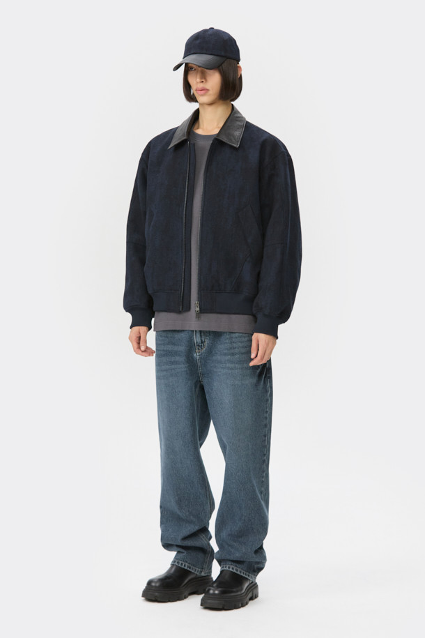 다크 블루 색상의 남성용 스트레이트 핏 데님 팬츠입니다. 사계절 모두 착용 가능하며, 캐주얼, 미니멀, 클래식 스타일을 연출하기 좋습니다. 무지 디자인으로 어떤 상의에도 잘 어울리며, 바이오 워싱, 스톤 워싱, 도밍고 워싱 처리를 거쳐 자연스러운 색감과 부드러운 촉감을 선사합니다. 출근룩이나 데이트룩처럼 다양한 TPO에 활용할 수 있으며, 일자 핏으로 편안하면서도 세련된 실루엣을 완성합니다. 중청 두께감으로 사계절 내내 활용하기 좋습니다.
