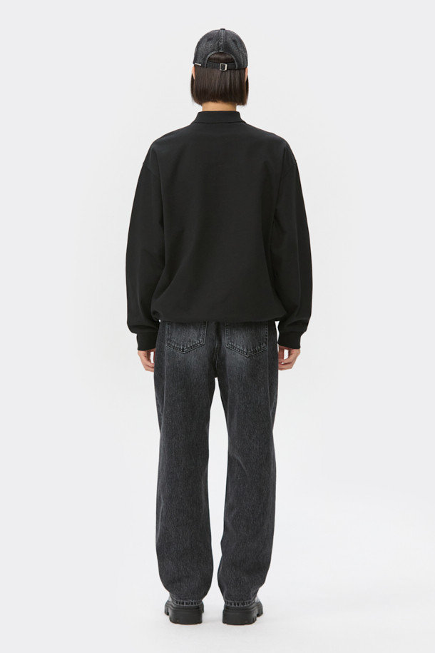 그레이 색상의 남성용 스트레이트 핏 데님 팬츠입니다. 사계절 모두 착용 가능하며, 일상 및 출근룩, 비즈니스 캐주얼에 적합합니다. 베이직하고 캐주얼한 스타일로 미니멀, 클래식한 무드를 연출합니다. 바이오워싱, 스톤워싱, 도밍고 워싱 기법으로 제작되어 자연스러운 색감과 부드러운 촉감을 선사합니다. 무지 디자인의 긴 기장으로, 어떤 상의에도 잘 어울려 활용도가 높습니다.
