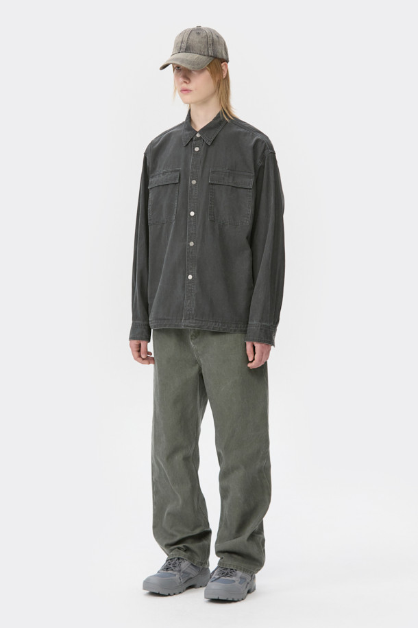 **Green 스트레이트 핏 다잉 팬츠**는 캐주얼, 미니멀, 클래식 스타일을 아우르는 남성용 바지입니다. 톤 다운된 그린 컬러의 면 소재로 제작되어 봄, 가을에 착용하기 좋으며, 일상복과 출근룩 모두 소화 가능한 실용적인 아이템입니다. 스트레이트 핏으로 편안한 착용감을 선사하며, 피그먼트 다잉 및 바이오 워싱 처리하여 자연스러운 색감과 부드러운 촉감을 더했습니다. 무지 디자인으로 어떤 상의와도 쉽게 매치할 수 있어 활용도가 높습니다.
