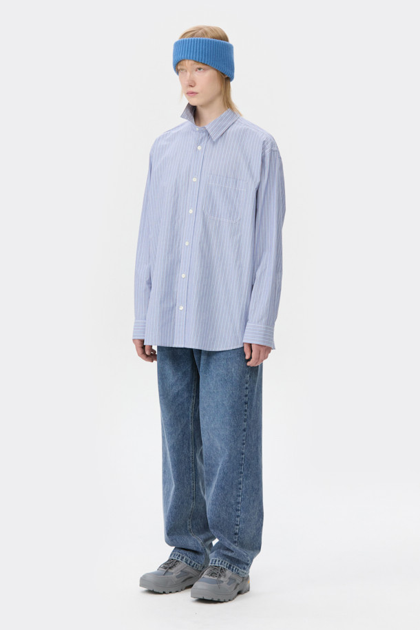 블루 루즈핏 드로우스트링 청바지는 일상, 산책, 캠핑 등 다양한 상황에 어울리는 남성용 데님 팬츠입니다. 루즈핏과 스트레이트 핏으로 편안함을 강조하며, 봄, 가을에 착용하기 좋습니다. 무지 디자인에 피그먼트 워싱과 바이오 워싱 처리를 더하여 자연스러운 멋을 냈습니다. 허리 밴딩과 드로우스트링으로 편안한 착용감을 제공하며, 캐주얼, 미니멀, 시티보이 스타일을 연출하기에 좋습니다.

