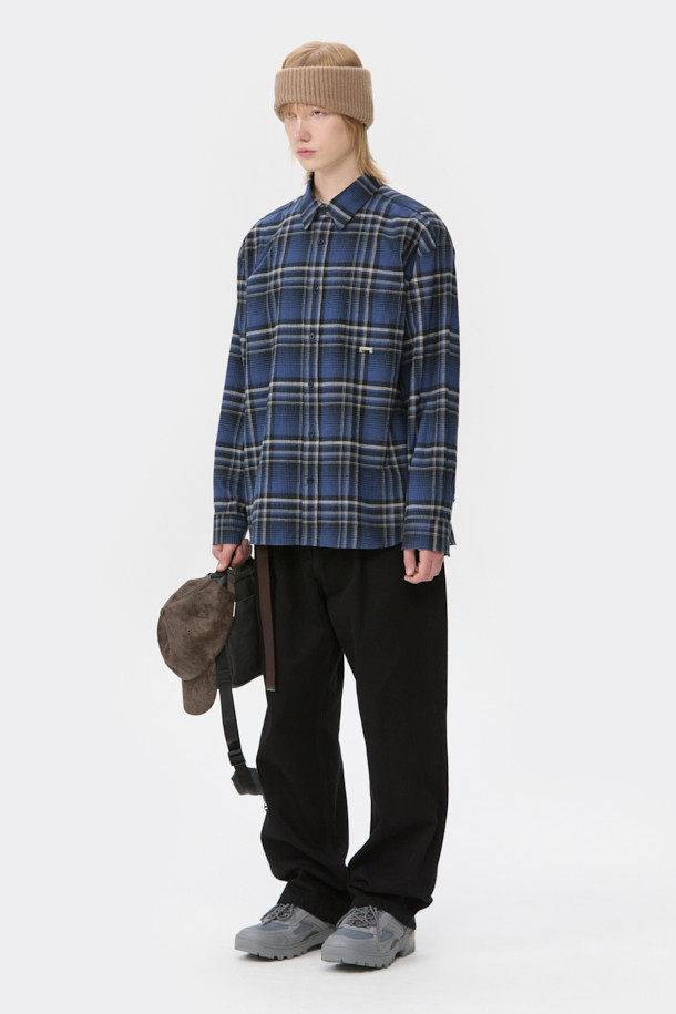 블랙 루즈핏 드로우스트링 청바지를 소개합니다. 편안한 착용감을 선사하는 루즈핏으로, 캐주얼하고 미니멀한 스타일을 연출하기 좋습니다. 부드러운 데님 소재에 바이오 워싱과 스톤 워싱 처리를 더해 자연스러운 멋을 더했습니다. 허리 부분은 드로우스트링(조임 끈)으로 조절하여 편리하게 착용할 수 있으며, 사계절 내내 활용하기 좋은 아이템입니다. 일상복으로 편안하게 즐겨 입을 수 있는 남성 데님팬츠입니다.
