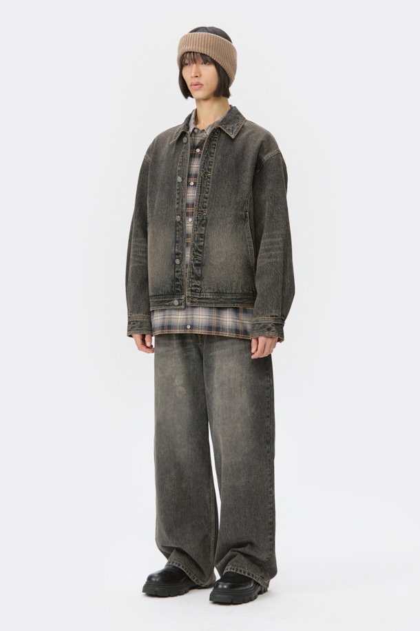 **브라운 와이드 핏 청바지**는 캐주얼, 미니멀, 클래식 스타일을 아우르는 남성 데님 팬츠입니다. 봄, 가을에 적합하며, 넉넉한 와이드 핏과 긴 기장으로 편안함과 스타일을 동시에 제공합니다. 데님 소재에 스톤워싱 및 가먼트다잉 공법을 더해 자연스러운 색감과 빈티지한 매력을 살렸습니다. 스트링 밴딩 처리로 허리 조절이 용이하며, 무지 디자인으로 다양한 상의와 손쉽게 매치할 수 있습니다. 일상에서 편안하게 착용하기 좋은 와이드핏 청바지입니다.
