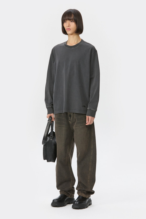 브라운 컬러의 데님 소재 "브라운 다트 디테일 청바지"입니다. 벌룬핏 루즈핏으로 편안한 착용감을 선사하며, 봄, 가을 시즌에 적합합니다. 바이오워싱과 스톤워싱 처리된 데님은 부드러운 촉감과 자연스러운 워싱 디테일을 자랑합니다. 다트 디테일과 아웃심 커브 디자인이 돋보이며, 캐주얼 및 미니멀 스타일의 산책룩에 활용하기 좋습니다. 남녀 모두 착용 가능한 디자인으로, 일상에서 폭넓게 활용할 수 있습니다.
