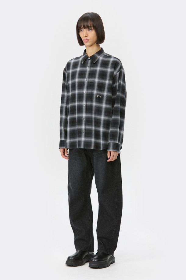 블랙 다트 디테일 코듀로이 청바지는 가을, 겨울 시즌에 어울리는 남성용 벌룬핏 팬츠입니다. 코듀로이와 데님 소재를 혼방하여 제작되었으며, 두께감 있는 원단으로 포근한 착용감을 선사합니다. 다트 디테일과 아웃심 커브 디자인이 특징이며, 바이오 워싱 및 스톤 워싱 가공을 거쳐 빈티지한 무드를 더했습니다. 캐주얼, 미니멀, 클래식 스타일을 즐겨 입는 분들께 추천하며, 루즈핏으로 편안하게 착용 가능합니다.
