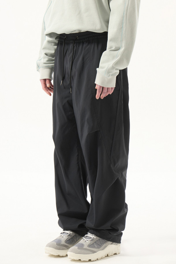 CUSTOMELLOW - 캐주얼팬츠 - Black Curved Incision Pants