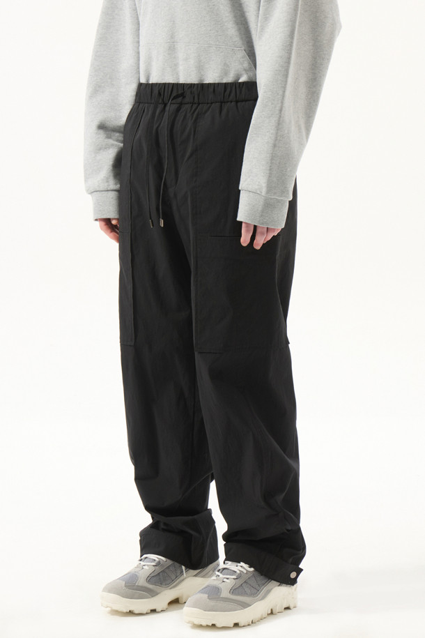 CUSTOMELLOW - 캐주얼팬츠 - Black Out Pocket Slit Pants