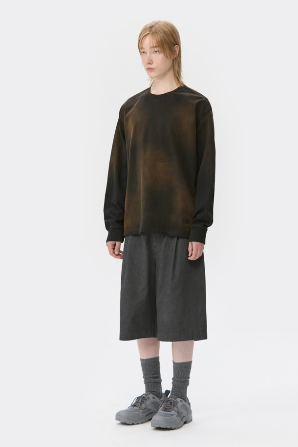 그레이 염색 코튼 버뮤다 쇼츠는 여름철 캐주얼 스타일을 위한 완벽한 선택입니다. 부드러운 면 소재로 제작되어 편안한 착용감을 제공하며, 와이드핏 디자인으로 여유로운 실루엣을 연출합니다. 빈티지 워싱 가공을 거쳐 자연스러운 멋을 더했으며, 사이드 외입술 포켓으로 실용성을 높였습니다. 여행룩, 휴가룩, 여름 바캉스룩에 활용하기 좋으며, 미니멀하고 리조트 스타일을 즐기는 분들께 추천합니다.
