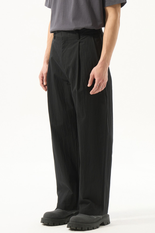 CUSTOMELLOW - 캐주얼팬츠 - Black Wide Fit Two Tuck Pants