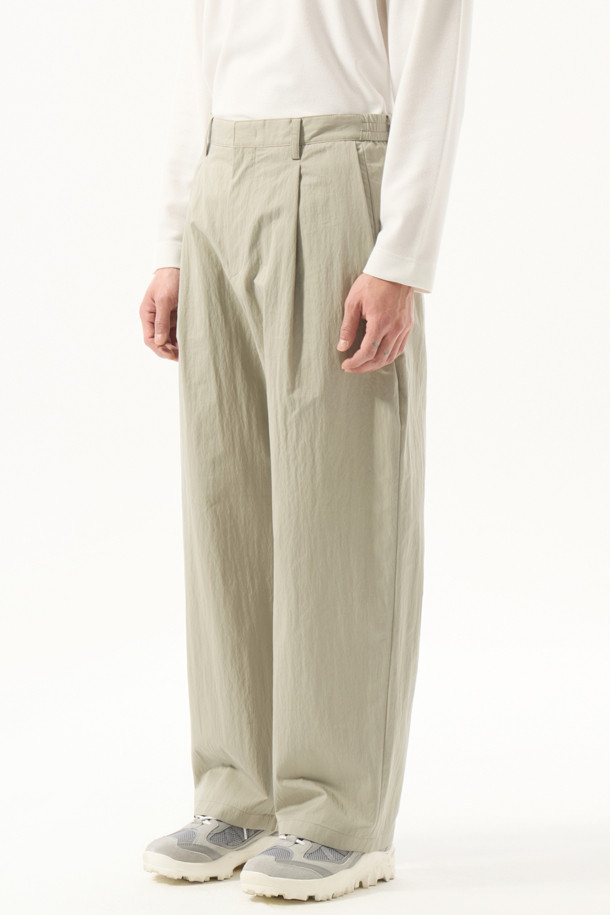 CUSTOMELLOW - 캐주얼팬츠 - Mint Wide Fit Two Tuck Pants