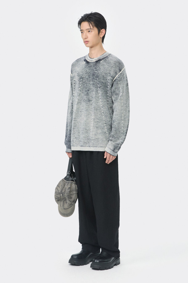 블랙 와이드 핏 팬츠는 남성용 슬랙스로, 일상, 오피스룩, 비즈니스 캐주얼, 모임룩 등 다양한 TPO에 적합합니다. 레이온, 폴리에스테르, 울, 폴리우레탄 혼방 소재로 제작되어 부드러운 촉감을 선사하며, 사계절 내내 착용 가능합니다. 와이드핏에 롱 기장으로, 클래식, 미니멀, 시크 스타일을 연출하기 좋습니다. 허리 부분에 원턱 디테일과 메탈 장식이 더해져 세련된 느낌을 더하며, 하프 밴딩 처리로 편안한 착용감을 제공합니다. 무지 디자인으로 어떤 상의와도 매치하기 용이합니다.
