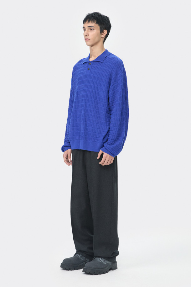 그레이 와이드 핏 팬츠는 남성을 위한 베이직 스타일의 긴 바지입니다. 레이온, 폴리에스테르, 울, 폴리우레탄 혼방 소재로 제작되어 부드러운 촉감을 선사하며, 봄, 가을에 착용하기 좋습니다. 와이드 핏으로 편안함을 강조했으며, 하프 밴딩과 원턱 디테일, 허리 오비 메탈 장식이 특징입니다. 출근룩, 비즈니스 캐주얼, 모임룩 등 다양한 TPO에 활용 가능하며, 클래식, 미니멀, 시크 스타일을 연출하기 좋습니다.
