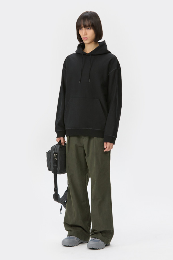 캐주얼 무드의 남성용 카키 플레어 팬츠입니다. 면과 나일론 혼방 소재로 제작되어 봄, 가을에 적합하며, 하프 밴딩으로 편안한 착용감을 제공합니다. 무지 디자인에 긴 기장으로, 미니멀한 스타일을 연출하기 좋습니다. 하단 핏은 스냅과 E-스트링으로 조절 가능하여 다양한 스타일을 연출할 수 있습니다.
