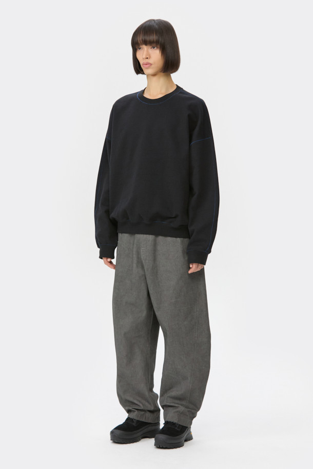 그레이 컬러의 Grey Volume Incision 팬츠는 캐주얼 및 미니멀 스타일을 즐기는 남성 고객을 위한 제품입니다. 면 소재로 제작되어 편안한 착용감을 제공하며, 루즈핏 벌룬핏으로 트렌디한 실루엣을 연출합니다. 절개 라인, 장식 다트, 장식 스티치 등의 디자인 디테일이 돋보이며, 밴딩 처리로 활동성을 높였습니다. 일상에서 편안하게 착용하기 좋은 팬츠입니다.
