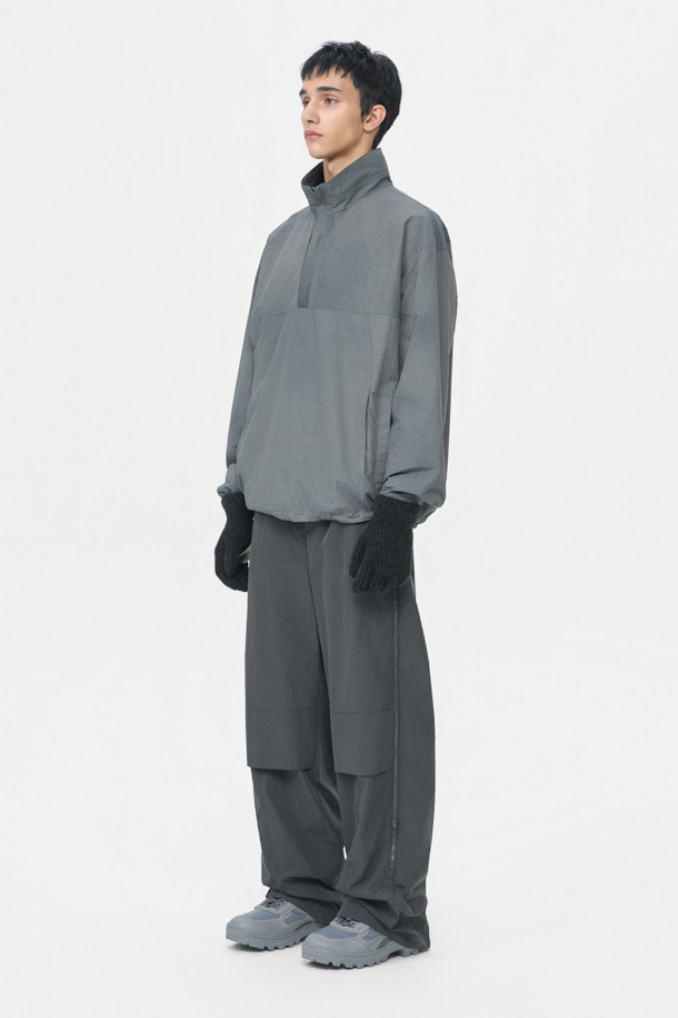 다크그레이 컬러의 Grey 사이드 지퍼 디테일 팬츠입니다. 나일론과 폴리에스테르 혼방 소재로 제작되어 사계절 내내 착용 가능하며, 은은한 광택감이 특징입니다. 와이드핏으로 편안한 착용감을 선사하며, 앞뒤 절개 디테일과 사이드 2-Way 지퍼 디테일로 포인트를 더했습니다. 하프 밴딩과 스트링으로 허리 조절이 용이하며, 출근룩, 비즈니스 캐주얼, 미니멀, 스포티, 캐주얼 스타일 모두 소화 가능한 활용도 높은 아이템입니다.
