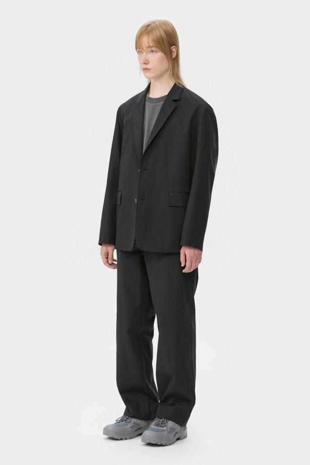 블랙 루즈핏 코튼 셋업 팬츠는 포멀한 스타일을 추구하는 남성 고객을 위한 사계절용 긴 바지입니다. 면 소재로 제작되어 편안한 착용감을 제공하며, 루즈핏 디자인으로 활동성을 높였습니다. 하프 밴딩 처리로 편안함을 더했으며, 셋업으로 스타일링하여 출근룩, 비즈니스 캐주얼, 모임룩 등 다양한 TPO에 활용할 수 있습니다. 클래식, 미니멀, 시크한 스타일을 연출하기에 적합합니다.
