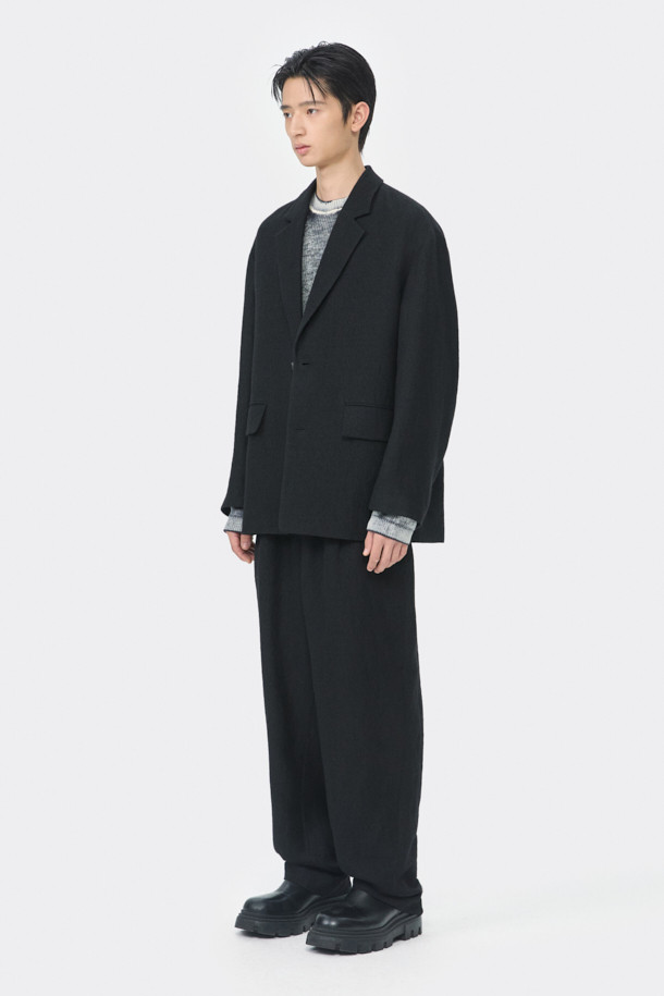 블랙 와이드 핏 거즈 셋업 팬츠는 가을, 겨울 시즌 남성들을 위한 포멀 스타일의 셋업 팬츠입니다. 일본 수입 거즈 조직 소재로 제작되어 부드러운 촉감과 고급스러운 분위기를 선사합니다. 와이드핏으로 편안한 착용감을 제공하며, 원턱 디자인과 스트링 디테일이 더해져 미니멀하면서도 시크한 매력을 더합니다. 오피스룩, 비즈니스 캐주얼, 모임룩 등 다양한 TPO에 활용 가능하며, 클래식한 스타일을 선호하는 분들께 추천합니다. 하프 밴딩 처리로 활동성을 높였습니다.
