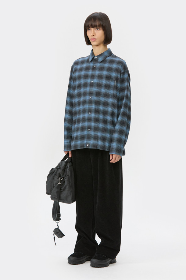 블랙 벨벳 드로우스트링 팬츠는 부드러운 촉감의 벨벳 소재와 포근한 두께감으로 가을, 겨울 시즌에 안성맞춤입니다. 와이드핏으로 편안함을 강조했으며, 하프 밴딩과 스트링 디테일로 활동성을 더했습니다. 무지 디자인에 원턱을 더해 캐주얼하면서도 미니멀한 스타일을 연출할 수 있습니다. 출근룩과 모임룩 모두 소화 가능한 활용도 높은 아이템입니다.
