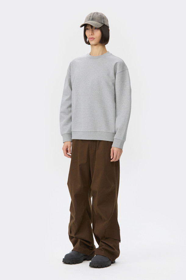 브라운 플랩 디테일 팬츠는 남성용 와이드 팬츠로, 가을과 겨울에 따뜻하게 착용할 수 있습니다. 겉감은 면 소재, 안감은 기모로 제작되어 부드러운 착용감을 선사하며, 신축성이 있어 편안한 활동성을 보장합니다. 루즈핏에 두꺼운 두께감으로 보온성을 높였으며, 무지 패턴에 페이크 플랩 포켓, 다트, 허리 비조 디테일이 더해져 캐주얼하면서도 클래식한 무드를 연출합니다. 출근룩이나 모임룩 등 다양한 TPO에 활용 가능하며, 미니멀한 스타일을 즐기는 분들께 추천합니다.
