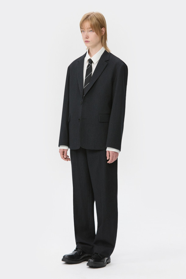 블랙 루즈 핏 코듀로이 셋업 팬츠는 가을, 겨울 시즌에 어울리는 남성용 바지입니다. 두꺼운 두께감의 코듀로이 소재로 제작되어 포멀한 스타일을 연출하며, 루즈핏 디자인으로 편안한 착용감을 선사합니다. 하프 밴딩 디테일이 있으며, 세트업으로도 활용 가능하여 출근룩, 비즈니스 캐주얼, 모임룩 등 다양한 TPO에 적합합니다. 클래식, 미니멀, 시크한 스타일을 선호하는 분들께 추천합니다.
