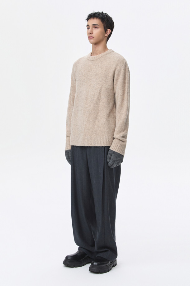 그레이 와이드 핏 원턱 스트라이프 셋업 팬츠는 가을, 겨울 시즌 남성들을 위한 클래식 스타일의 팬츠입니다. 울, 폴리에스테르, 캐시미어, 폴리우레탄 혼방 소재로 제작되어 부드러운 촉감과 편안한 착용감을 선사합니다. 릴랙스 핏에 와이드한 실루엣, 핀턱 디테일, 벨트고리, 버클 허리끈으로 디자인되어 출근룩, 비즈니스 캐주얼, 모임룩 등 다양한 TPO에 활용 가능합니다. 미니멀하고 시크한 분위기를 연출하며, 스트라이프 패턴으로 세련된 포인트를 더했습니다. 벨트 착용이 가능하며, 셋업 스타일링으로 더욱 완성도 높은 룩을 연출할 수 있습니다.
