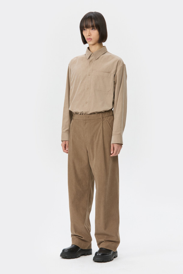 베이지 와이드 핏 원턱 코듀로이 팬츠는 포근한 분위기를 연출하는 남성용 코듀로이 팬츠입니다. 넉넉한 와이드 핏으로 편안한 착용감을 선사하며, 가을과 겨울에 따뜻하게 입을 수 있는 두꺼운 두께감의 코듀로이 소재로 제작되었습니다. 허리 부분은 하프 밴딩 처리되어 활동성을 높이고, 원턱 디테일과 사이드 포켓으로 실용성을 더했습니다. 출근룩이나 모임룩 등 다양한 TPO에 캐주얼, 클래식, 미니멀 스타일로 활용하기 좋습니다. 부드러운 촉감과 베이직한 디자인으로 데일리 팬츠로 손색없습니다.
