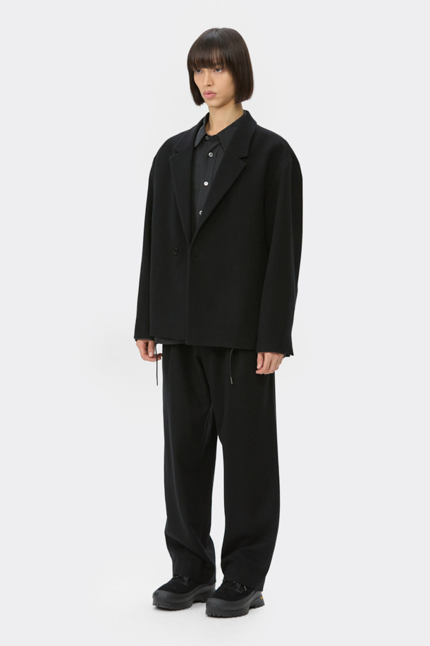 블랙 와이드 핏 턱 울 팬츠는 가을과 겨울에 어울리는 클래식 스타일의 울 팬츠입니다. 넉넉한 루즈핏 와이드 실루엣으로 편안하면서도 시크한 무드를 연출합니다. 턱 디테일과 밑단 스트링으로 디자인 포인트를 더했으며, 히든 스냅 소매로 깔끔함을 강조했습니다. 오피스룩, 출근룩, 모임룩 등 다양한 TPO에 활용 가능하며, 미니멀하고 시크한 스타일을 완성합니다.
