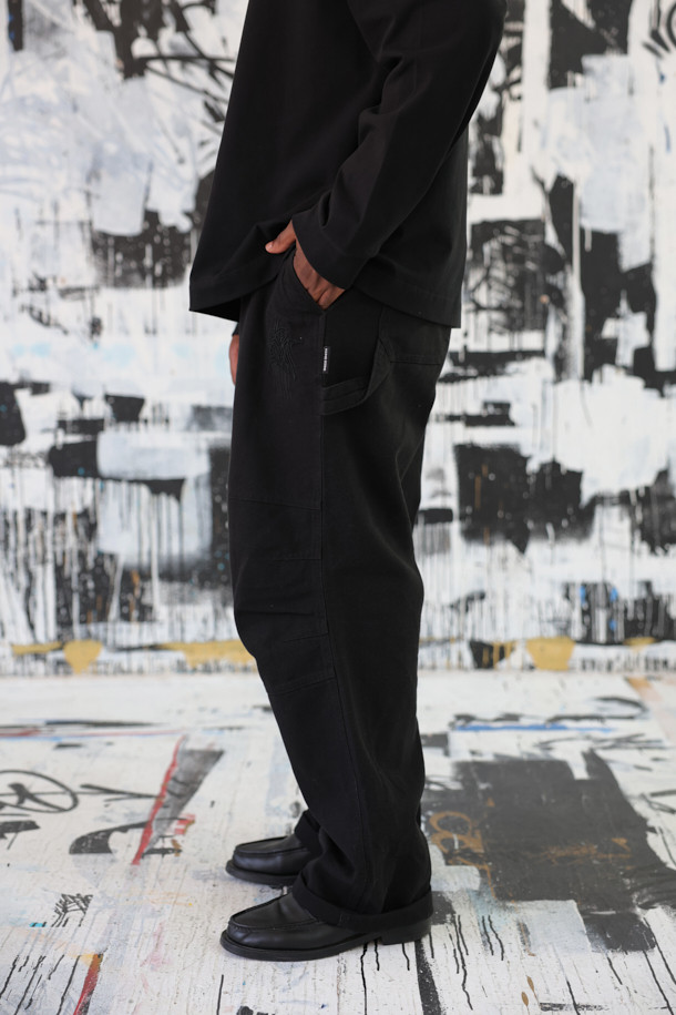 **BISCO SMITH (비스코 스미스) 블랙 코튼 카펜터 팬츠**

BISCO SMITH (비스코 스미스) 블랙 코튼 카펜터 팬츠는 스트릿 스타일을 기반으로, 워크웨어와 캐주얼 무드를 더한 긴 기장의 와이드핏 면 바지입니다. 무릎 부분의 파라슈트 레이어 디자인과 BISCO SMITH 'AsAbove' 자수 디테일이 특징입니다. 고밀도 코튼 소재를 사용하여 튼튼하며, 두꺼운 두께감으로 제작되었습니다. 편안하면서도 개성 있는 스타일을 연출하기에 좋은 아이템입니다.
