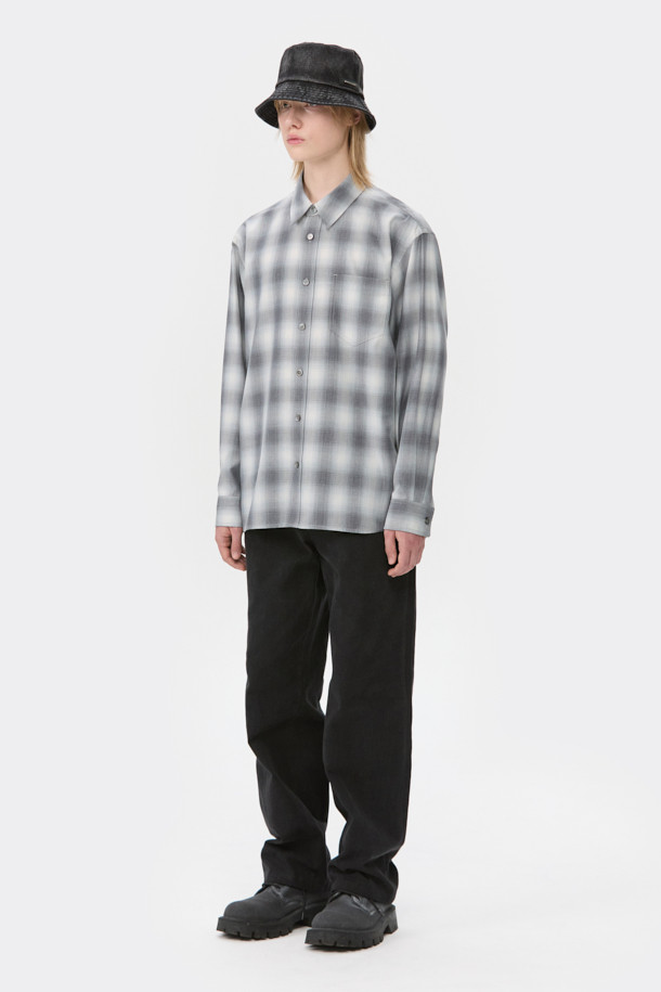 그레이 릴렉스 핏 체크 셔츠는 남성용 셔츠로, 캐주얼하고 미니멀한 스타일을 연출하기 좋습니다. 봄, 가을에 적합하며, 출근룩 및 비즈니스 캐주얼에도 활용 가능한 TPO를 갖췄습니다. 폴리에스터, 코튼, 레이온 혼방 소재로 제작되어 편안한 착용감을 선사하며, 레귤러 기장의 차이나칼라 디자인에 긴 소매와 릴렉스 핏으로 활동성을 높였습니다. 넉넉한 핏과 체크 패턴으로 편안하면서도 세련된 분위기를 자아내며, 체스트 포켓 디테일로 실용성을 더했습니다.
