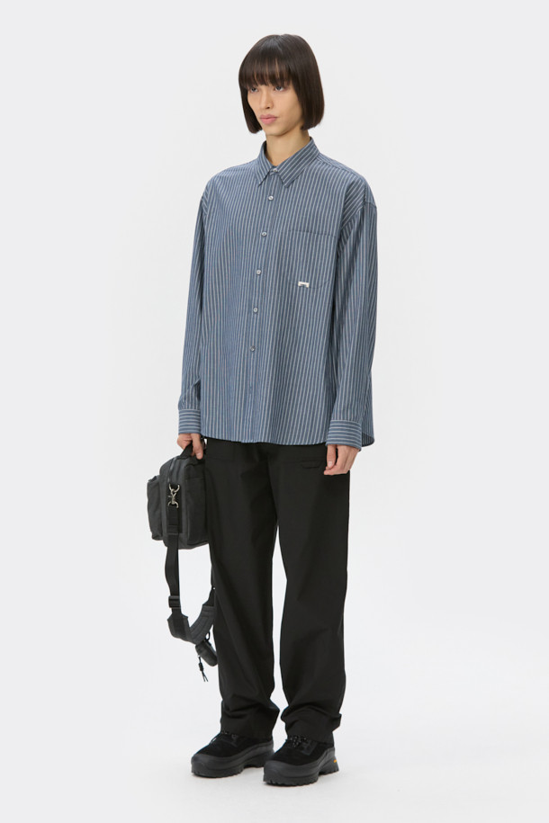 블루 컬러의 오버핏 스트라이프 셔츠입니다. 봄, 여름 시즌에 적합하며, 캐주얼, 미니멀, 클래식 스타일을 연출하기 좋습니다. 부드러운 면 소재로 제작되어 편안한 착용감을 제공하며, 얇은 두께감으로 시원하게 입을 수 있습니다. 차이나 칼라와 롱 슬리브 디자인에 포켓 디테일과 금속 장식이 더해져 포인트를 더했습니다. 남녀 모두 착용 가능한 디자인으로, 일상복으로 활용하기 좋습니다.
