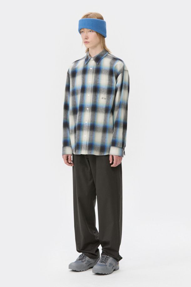 아이보리 오버핏 체크 셔츠는 남성용 상의입니다. 면 소재로 제작되어 봄, 가을에 착용하기 좋으며, 캐주얼, 클래식, 미니멀 스타일을 연출할 수 있습니다. 넉넉한 오버핏에 긴 소매, 카라넥 디자인이 특징이며, 출근룩이나 비즈니스 캐주얼에도 활용 가능합니다. 아이보리 및 블루 컬러의 체크 패턴과 포켓 디테일, 금속 장식이 포인트입니다. 레귤러 기장으로 다양한 하의와 매치하기 용이합니다.
