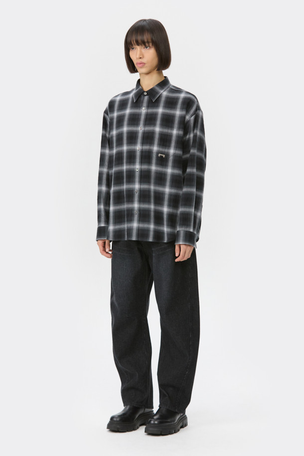 블랙 오버핏 체크 셔츠는 캐주얼한 무드를 연출하는 남성용 셔츠입니다. 가을, 겨울 시즌에 어울리는 두께감의 면 소재로 제작되었으며, 톤온톤 블랙과 그레이 컬러의 체크 패턴이 특징입니다. 넉넉한 오버핏으로 편안한 착용감을 제공하며, 카라 디자인과 긴 소매 기장으로 클래식한 느낌을 더했습니다. 출근룩과 모임룩 모두 활용 가능하며, 포켓 디테일과 금속 장식이 포인트로 더해져 미니멀하면서도 세련된 스타일을 완성합니다.
