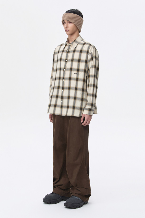 베이지 색상의 오버핏 체크 셔츠입니다. 면 소재로 제작되어 가을, 겨울철에 따뜻하게 착용할 수 있으며, 일상 및 출근룩, 비즈니스 캐주얼 스타일 모두 소화 가능합니다. 넉넉한 오버핏과 긴 소매 기장, 카라넥 디자인으로 편안한 착용감을 제공하며, 캐주얼, 클래식, 미니멀 스타일을 연출하기 좋습니다. 포켓 디테일과 금속 장식이 포인트로 더해져 세련된 느낌을 줍니다.
