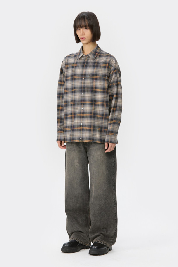 오렌지 색상과 브라운 컬러가 조화로운 오버핏 스트링 체크 셔츠입니다. SOMELOS 유럽 수입 면 원단을 사용하여 부드러운 촉감을 선사하며, 봄, 가을 시즌에 착용하기 좋습니다. 차이나칼라와 긴 소매, 레귤러 기장으로 깔끔한 핏을 연출하며, 캐주얼한 스타일을 완성합니다. 스트링 디테일과 체스트 포켓, 와펜 포인트가 더해져 개성 있는 데이트룩, 여행룩을 연출해보세요. 셔츠 하나만으로 캐주얼, 클래식, 미니멀 무드를 모두 소화할 수 있습니다.
