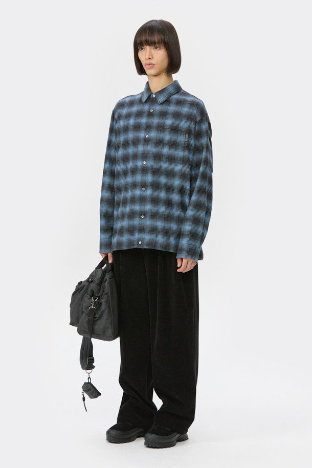 블루 오버사이즈 핏 스트링 체크 셔츠는 캐주얼 무드를 연출하는 남녀 공용 셔츠입니다. 봄, 가을 시즌에 적합하며, 데이트룩, 모임룩, 캐주얼, 클래식, 미니멀 스타일 연출에 활용할 수 있습니다. 옴브레 체크 패턴과 긴소매, 카라넥 디자인이 특징이며, 넉넉한 오버핏으로 편안한 착용감을 선사합니다. 면 소재에 스트링 디테일, 체스트 포켓, 와펜 포인트로 포인트를 더했으며, SOMELOS 유럽 수입 원단을 사용하여 고급스러운 퀄리티를 자랑합니다.
