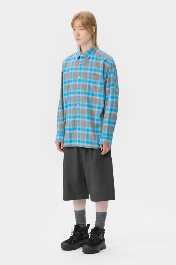 블루 오버사이즈 핏 레이어드 체크 셔츠는 캐주얼, 클래식, 미니멀 스타일을 즐기는 남성분들을 위한 제품입니다. 봄, 가을에 어울리는 긴 소매 셔츠로, 일상과 데이트룩, 봄 소풍룩에 모두 활용 가능합니다. SOMELOS 유럽 수입 옴브레 체크 원단, 코튼 100% 소재로 제작되어 부드러운 촉감을 선사합니다. 레이어드 카라와 사이드 슬릿, 후면 절개 디테일이 돋보이며, 오버핏으로 편안한 착용감을 제공합니다.
