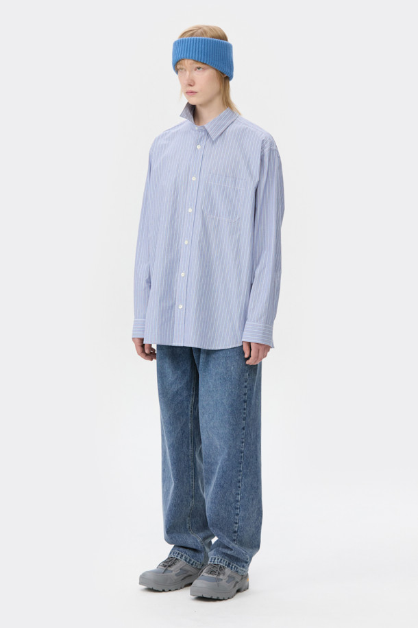 블루 오버사이즈 핏 슬릿 카라 롱 셔츠는 남성용 셔츠로, 봄, 가을에 착용하기 좋습니다. 베이직하고 캐주얼한 스타일로, 데이트룩이나 봄 소풍룩에 적합합니다. 얇은 두께의 면 소재로 제작되어 편안한 착용감을 선사하며, 긴 소매와 스트라이프 패턴이 특징입니다. 슬릿넥 디자인과 사이드 슬릿 디테일이 돋보이며, 오버핏으로 트렌디한 스타일을 연출합니다. 캐주얼, 미니멀, 클래식 스타일을 즐겨 입는 분들께 추천합니다.
