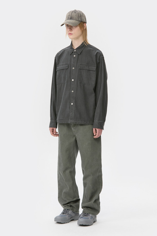 그레이 더블 포켓 데님 셔츠는 남성들을 위한 캐주얼하고 빈티지한 스타일의 상의입니다. 봄, 가을에 어울리는 릴랙스 핏의 긴 소매 셔츠로, 아우터처럼 걸쳐 입을 수 있습니다. 무지 패턴의 면 소재로 제작되었으며, 가슴 부분의 더블 포켓 디테일과 스냅 버튼이 특징입니다. 피그먼트 다잉 처리로 빈티지한 멋을 더했으며, 밑단 스트링으로 다양한 스타일 연출이 가능합니다. 데이트룩, 캠핑룩 등 다양한 TPO에 미니멀하게 활용하기 좋습니다.
