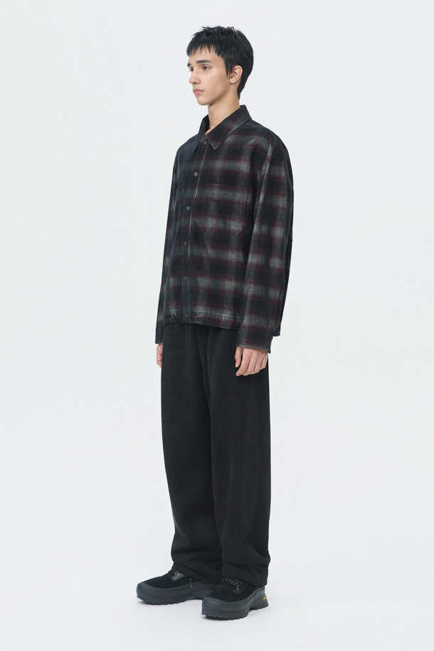 레드 스트링 체크 아우터 셔츠는 남성용 셔츠로, 봄, 가을에 캐주얼하게 연출하기 좋습니다. 레드와 블랙 컬러의 체크 패턴이 돋보이며, 오버핏으로 편안한 착용감을 선사합니다. 카라넥 디자인에 긴 소매 기장으로 제작되었으며, 체스트 포켓과 밑단 스트링 디테일로 포인트를 더했습니다. 데이트룩, 봄 소풍룩, 캐주얼, 미니멀, 시티보이 스타일을 즐기는 분들께 추천합니다. 밑단 스트링으로 핏 조절이 가능하여 다양한 스타일을 연출할 수 있습니다.
