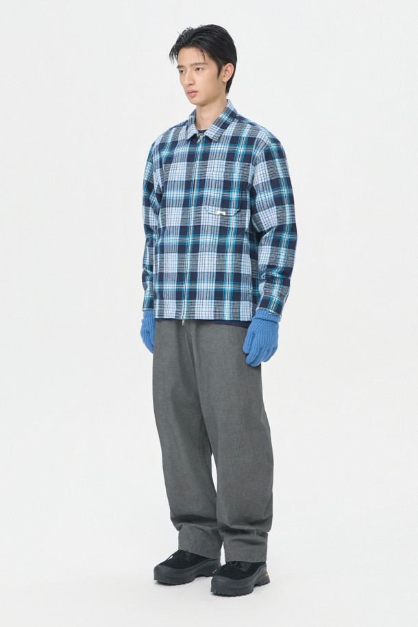 블루 체크 집업 아우터 셔츠는 남성 고객을 위한 캐주얼 스타일의 상의입니다. 봄, 가을에 적합하며, 베이직한 디자인으로 다양한 룩에 활용하기 좋습니다. 릴랙스핏으로 편안한 착용감을 선사하며, 칼라넥 라인과 긴 소매가 특징입니다. YKK 2-Way 지퍼, 체스트 포켓, 사이드 포켓을 갖춰 실용성을 높였으며, SOMELOS 유럽 수입 면 원단을 사용하여 고급스러운 촉감을 느낄 수 있습니다. 데이트룩, 봄 소풍룩 등 다양한 TPO에 활용 가능하며, 캐주얼, 클래식, 미니멀 스타일을 모두 소화할 수 있는 매력적인 아이템입니다.
